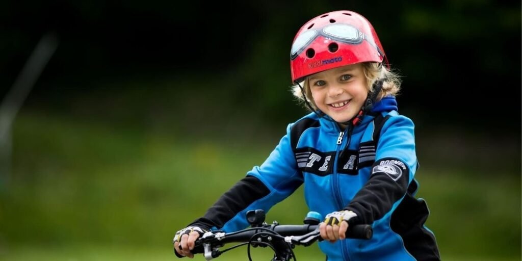 Enfant content de faire du vélo