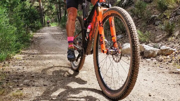 Roue VTT électrique - sur terre