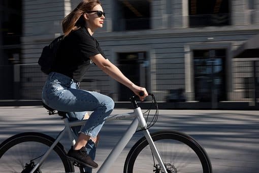Femme sur un vélo électrique