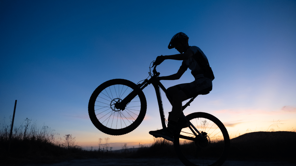 Comment faire un wheeling avec un VTT électrique